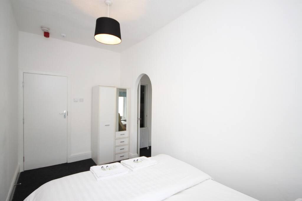 Barton Beachside - Penthouse Twobedroom Apartment, Double & Twins - & Promenade Location - Over 21's, Family Friendly Only, Id Required, Stairs Access, Free Parking Apartment