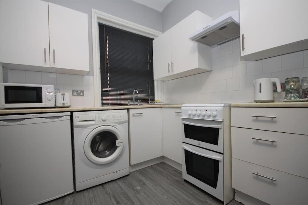 Barton Beachside - Penthouse Twobedroom Apartment, Double & Twins - & Promenade Location - Over 21's, Family Friendly Only, Id Required, Stairs Access, Free Parking *